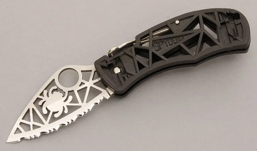 Spyderco vs Benchmade Knives: Locking Mechanism