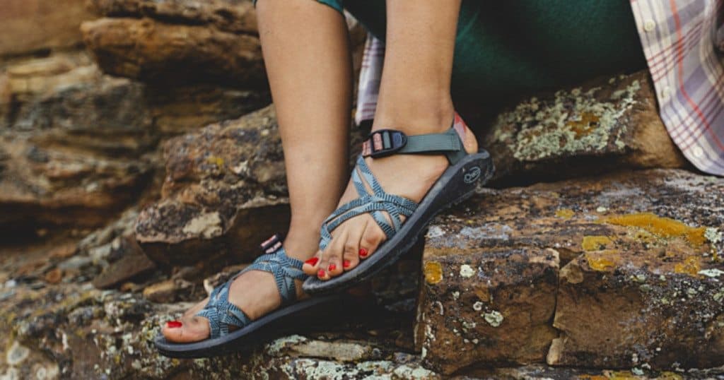 men's chacos with toe strap