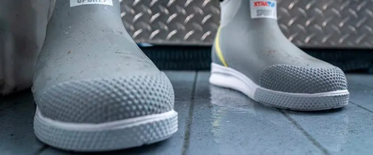 xtratuf sport 6 inces ankle deck boot